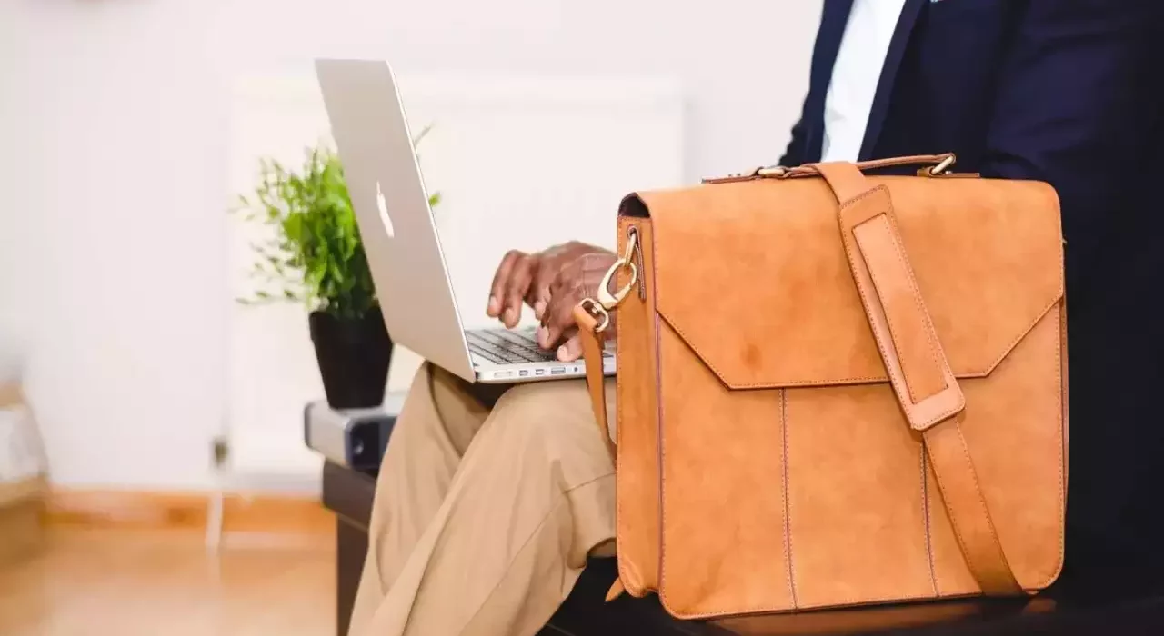 What are the qualities required to buy a laptop bag: